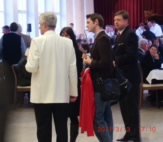 CIMG0251_im Saal-12 das Meistertanzpaar ist eingetroffen.jpg